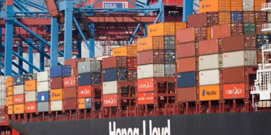 Ein Containerschiff der Reederei Hapag-Lloyd liegt im Hamburger Hafen. Der konjunkturelle Boom nach der Corona-Rezession führt weltweit zu Hamsterkäufen der Unternehmen. Foto: Christian Charisius/dpa