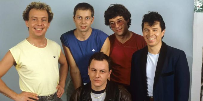 Die bayerische Rockgruppe Spider Murphy Gang um Drummer Franz Trojan (vorne sitzend), aufgenommen nach einem Auftritt in «Thommy's Pop Show». Spider Murphy Gang
