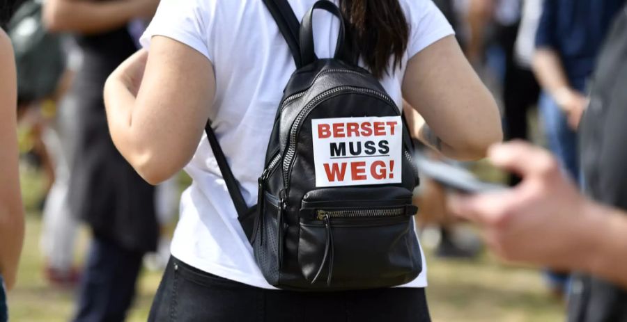 Einige der Teilnehmenden fordern den Rücktritt des Bundesrats und Gesundheitsministers Alain Berset.