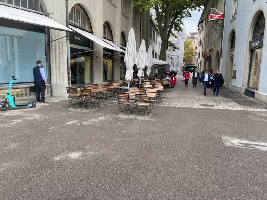 Man kann trotz Coronavirus auch drinnen sitzen: unbesetzte Tische vor dem Zeughauskeller am Zürcher Paradeplatz.