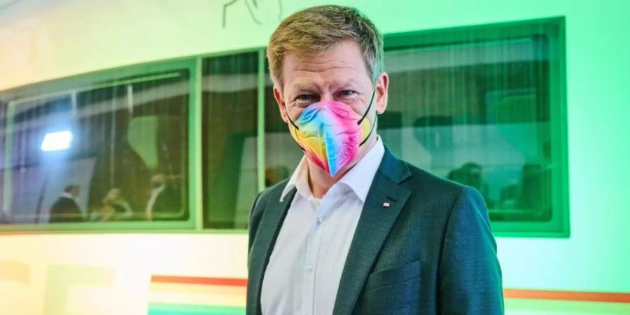 Richard Lutz, Vorsitzender der Deutschen Bahn, vor dem Regenbogen-ICE. Foto: Annette Riedl/dpa