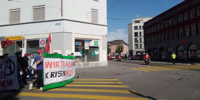 Der Demonstrationszug zieht durch Zürichs Strassen. demonstration zürich