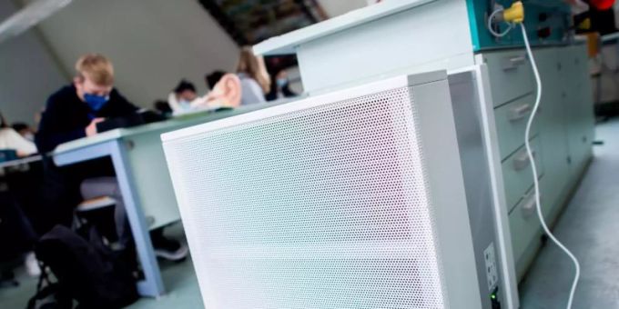 Ein Luftfiltergerät steht im Fachraum eines Gymnasiums. Die Anschaffung mobiler Luftfilter in Klassenzimmern und Kitas läuft weiter schleppend. Foto: Hauke-Christian Dittrich/dpa Ein Luftfiltergerät steht im Fachraum eines Gymnasiums. Die Anschaffung mobiler Luftfilter in Klassenzimmern und Kitas läuft weiter schleppend. Foto: Hauke-Christian Dittrich/dpa