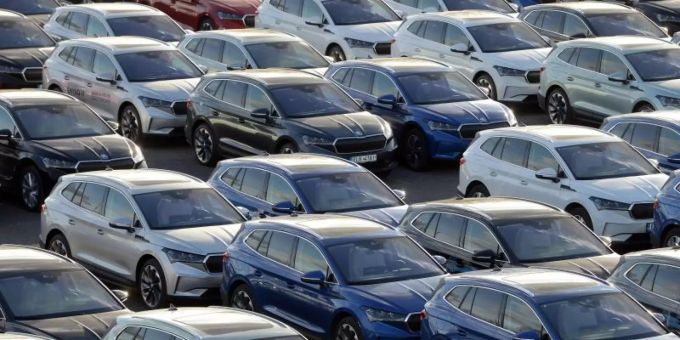 Die Volkswagen-Tochter Skoda kann nach den Worten von Spartenchef Thomas Schäfer wegen fehlender Halbleiter in diesem Jahr 100.000 Autos nicht bauen. Foto: Slavek Ruta/ZUMA Wire/dpa Die Volkswagen-Tochter Skoda kann nach den Worten von Spartenchef Thomas Schäfer wegen fehlender Halbleiter in diesem Jahr 100.000 Autos nicht bauen. Foto: Slavek Ruta/ZUMA Wire/dpa
