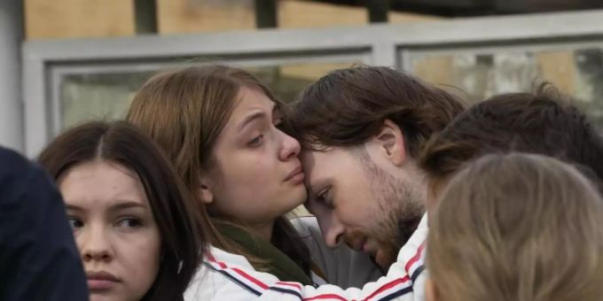 Studenten trösten sich gegenseitig während einer Versammlung nach der Schiesserei auf dem Campus der Staatlichen Universität Perm. Foto: Dmitri Lovetsky/AP/dpa Studenten trösten sich gegenseitig während einer Versammlung nach der Schiesserei auf dem Campus der Staatlichen Universität Perm. Foto: Dmitri Lovetsky/AP/dpa