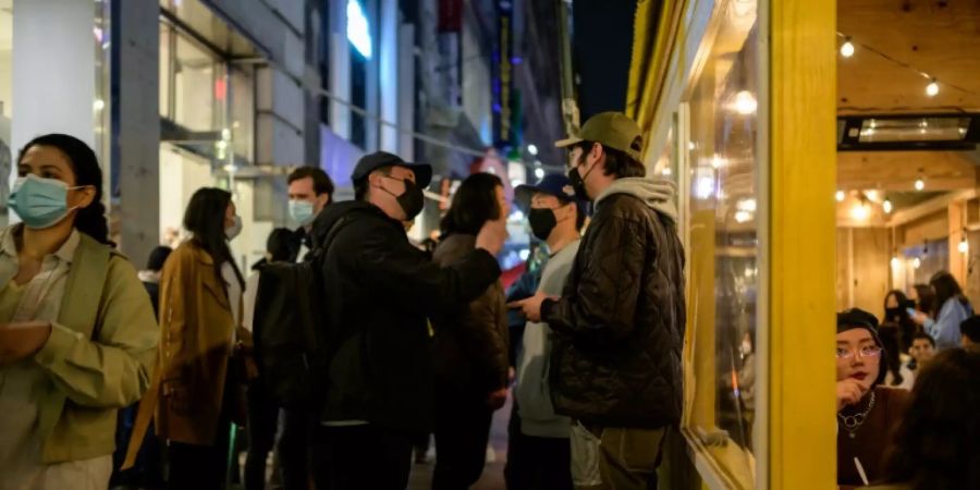 Aussenbereich eines New Yorker Restaurants im Mai