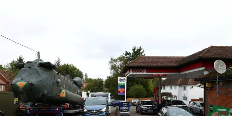 Schlange an einer Tankstelle in England