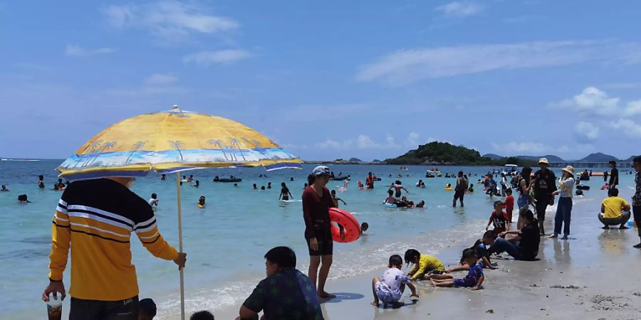 ARCHIV - Menschen geniessen die Zeit am Strand von Chonburi in Thailand. Um den am geschwächten Tourismussektor wiederzubeleben, setzen die thailändischen Behörden jetzt auf Gäste aus Indien, teilte die Zeitung «Bangkok Post» mit Berufung auf die Vize-Präsidentin der nationalen Tourismusbehörde mit. Foto: Penny Yi Wang/AP/dpa