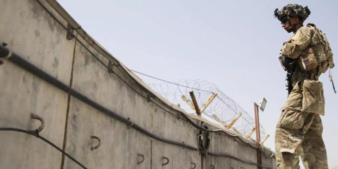 Ein Fallschirmjäger des US-Militärs unterstüzt die Sicherheitsmassnahmen am Hamid Karzai International Airport. Die USA haben den Militäreinsatz in Afghanistan nach fast 20 Jahren beendet. Foto: Master Sgt. Alexander Burnett/U.S. Army/AP/dpa Ein Fallschirmjäger des US-Militärs unterstüzt die Sicherheitsmassnahmen am Hamid Karzai International Airport. Die USA haben den Militäreinsatz in Afghanistan nach fast 20 Jahren beendet. Foto: Master Sgt. Alexander Burnett/U.S. Army/AP/dpa