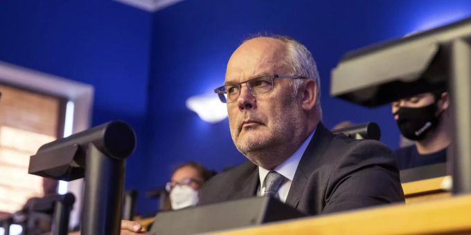 Alar Karis erwartet mit steinerner Mine das Resultat des zweiten Wahlgangs. CORRECTION Estonia President