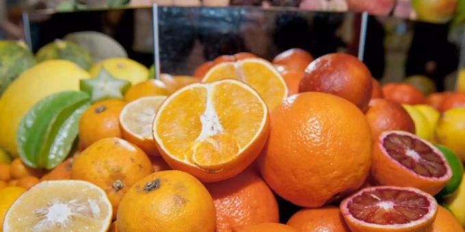 Orangen liegen mit anderen Zitrusfrüchten in Körben auf der Messe "Grüne Woche". Foto: Felix Zahn/dpa Orangen liegen mit anderen Zitrusfrüchten in Körben auf der Messe "Grüne Woche". Foto: Felix Zahn/dpa