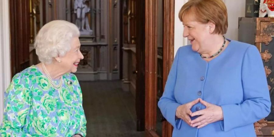 Grosse Ehre: Queen Elizabeth II. empfängt Angela Merkel auf Schloss Windsor. Foto: Steve Parsons/PA Wire/dpa