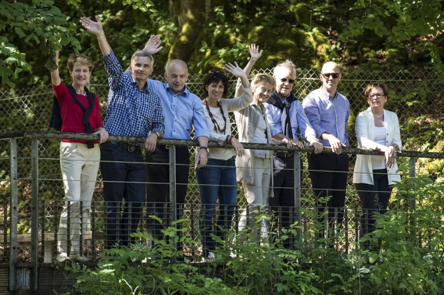 Es winken von links nach rechts: Simonetta Sommaruga, der damalige Bundespräsident Didier Burkhalter, Ueli Maurer, Doris Leuthard, Eveline Widmer-Schlumpf, Johann Schneider-Ammann, Alain Berset und die damalige Bundeskanzlerin Corina Casanova.