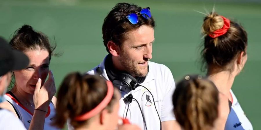 Deutschlands Hockey-Frauen mit Trainer Xavier Reckinger verabschieden sich mit einem Remis nach Tokio. Foto: Frank Uijlenbroek/dpa