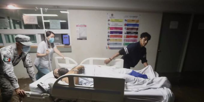 Mitarbeiter des Krankenhaus von Atizapan transportieren Patienten in höhere Stockwerke nachdem das Krankenhaus durch extreme Regenfälle mit Hagel überschwemmt wurde. Foto: Valente Rosas/El Universal via ZUMA Wire/dpa Mitarbeiter des Krankenhaus von Atizapan transportieren Patienten in höhere Stockwerke nachdem das Krankenhaus durch extreme Regenfälle mit Hagel überschwemmt wurde. Foto: Valente Rosas/El Universal via ZUMA Wire/dpa