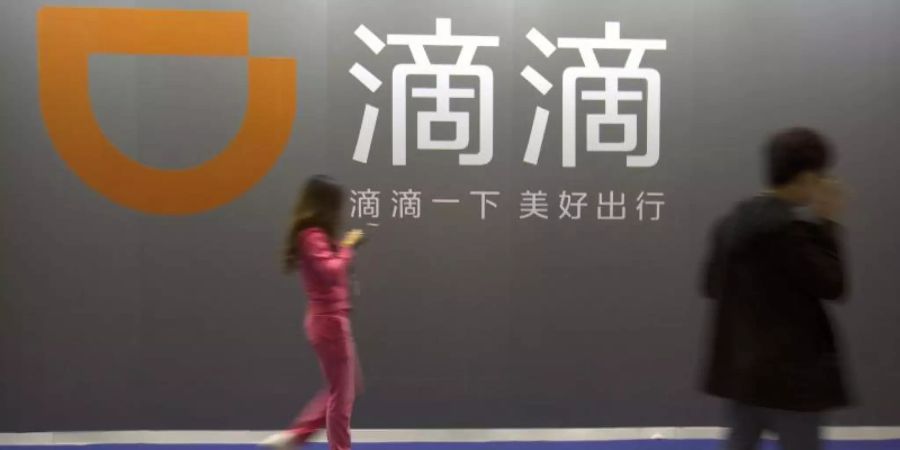 Der Fahrdienstvermittler Didi Chuxing auf der Global Mobile Internet Conference - Chinas Regierung hat eine deutlich schärfere Kontrolle von im Ausland an der Börse gehandelter chinesischer Unternehmen angekündigt. Foto: Mark Schiefelbein/AP/dpa