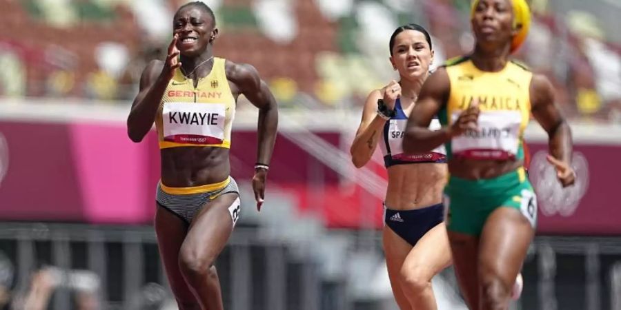 Lisa-Marie Kwayie (l) ist über 200 Meter ins Halbfinale gesprintet. Foto: Michael Kappeler/dpa