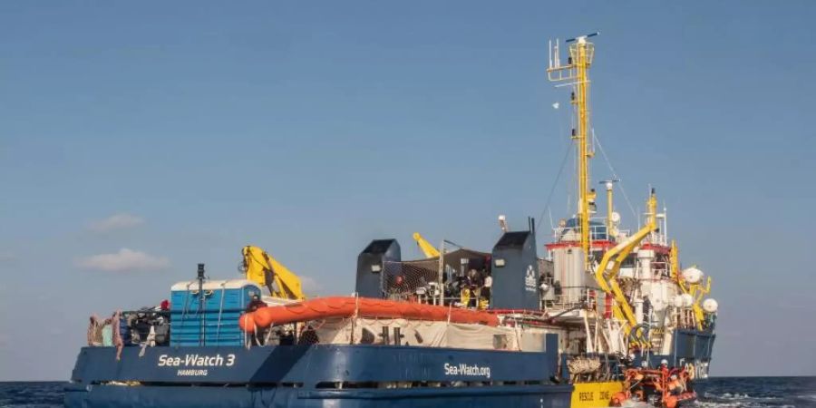 Die deutsche Seenotrettungsorganisation Sea-Watch ist mit ihrem Schiff «Sea-Watch 3» seit einigen Tagen wieder auf dem Mittelmeer im Einsatz. Foto: Selene Magnolia/Sea-Watch/dpa