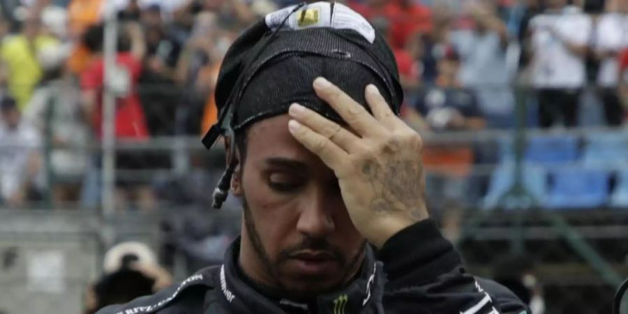Lewis Hamilton war nach dem Rennen auf dem Hungaroring sehr erschöpft. Foto: Florion Goga/Pool Reuters/AP/dpa