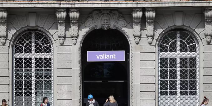 Der Eingang und das Logo der Valiant Bank bei der Filiale auf dem Bundesplatz. (Archivbild) Valiant