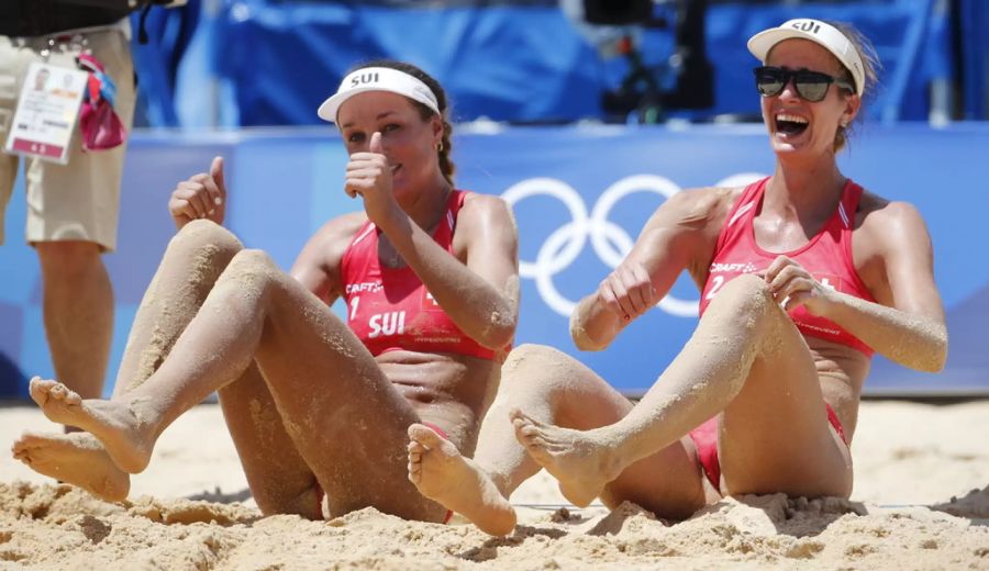 Die beiden Beachvolleyballerinnen jubeln über den Halbfinal-Einzug.