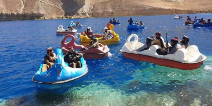 Bizarre Bilder - Taliban zeigen sich auf Pedalos – mit Waffen