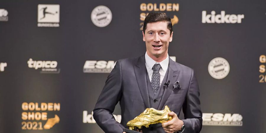 HANDOUT - Robert Lewandowski vom FC Bayern München erhält die Trophäe «Goldener Schuh 2021» als Auszeichnung als bester Torschütze Europas. Foto: Michael Gottschalk/Kicker via picture alliance/dpa - ACHTUNG: Nur für Bezieher des Dienstes dpa-Nachrichten für Kinder und mit vollständiger Nennung des vorstehenden Credits