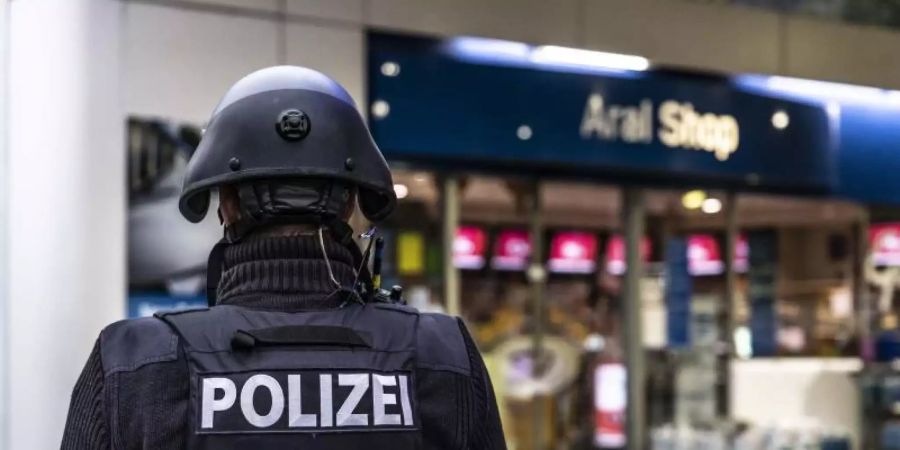 Ein Polizist sichert den Tatort in Idar-Oberstein (D).