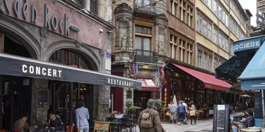 In Frankreich wird der Zugang zu Fernzügen, Reisebussen, Restaurants und Cafés ohne einen Test-, Impf- oder Genesungsnachweis künftig verwehrt. Foto: Laurent Cipriani/AP/dpa