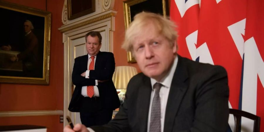 Premier Boris Johnson (vorne) und Minister David Frost