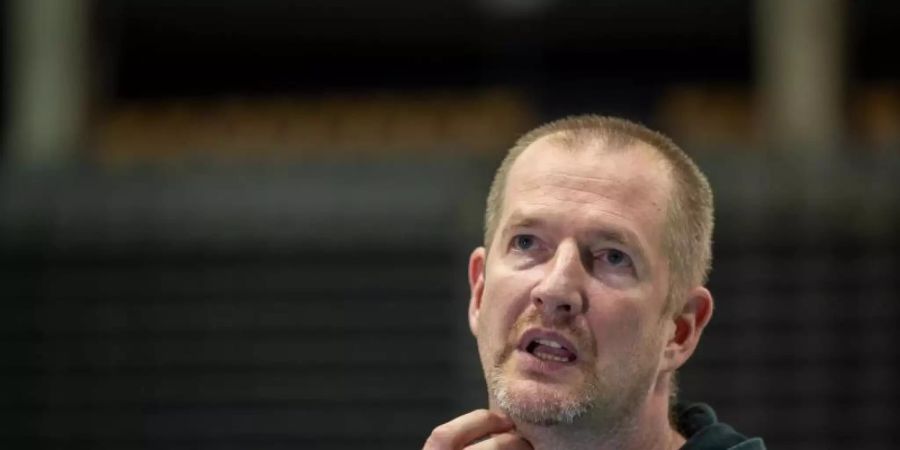 Bundestrainer Henrik Rödl hofft auf einen erfolgreichen Olympia-Auftakt. Foto: Harald Tittel/dpa