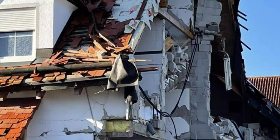 Nach der Explosion eines Wohnhauses ist das Nachbarhaus von Beschädigungen schwer gezeichnet. Foto: Vifogra/dpa