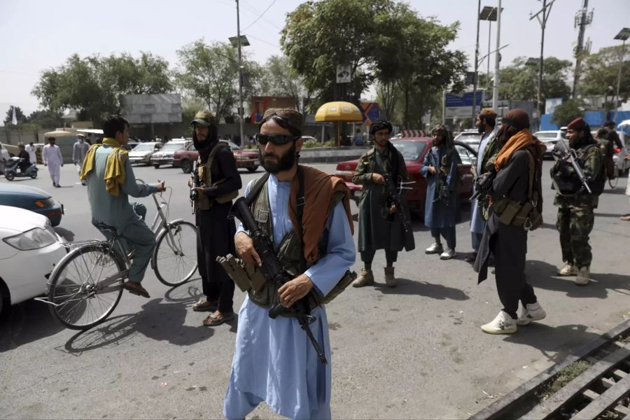 Kämpfer der Taliban patrouillieren am 18. August 2021 durch Kabul.