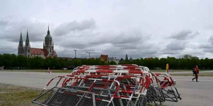 Gestapelte Absperrungen auf der Theresienwiese in München Gestapelte Absperrungen auf der Theresienwiese in München
