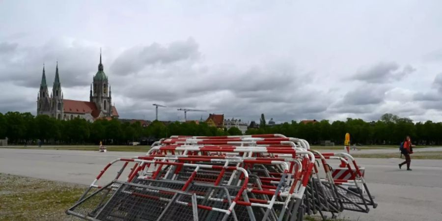 Gestapelte Absperrungen auf der Theresienwiese in München
