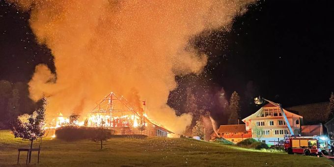 Der Stall in Wolhusen steht in Flammen. Stall Wolhusen