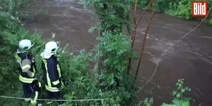 DE-Unwetter - Zwei Feuerwehrmänner tot, Polizist von Fluss mitgerissen