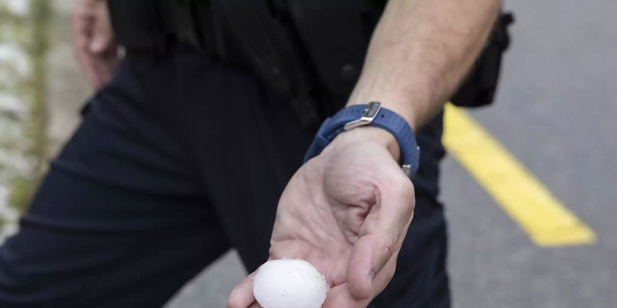 Hagelkorn vom Unwetter am 28. Juni in Bulle: Nördlich der Alpen war insbesondere die Juniwitterung geprägt von vielen aufeinanderfolgenden Gewitterfronten mit vielerorts verheerendem Hagel.