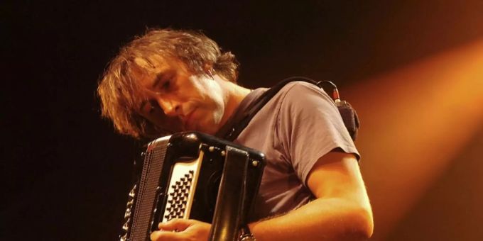 Yann Tiersen 2006 in einem Konzert im französischen Bourges Yann Tiersen 2006 in einem Konzert im französischen Bourges