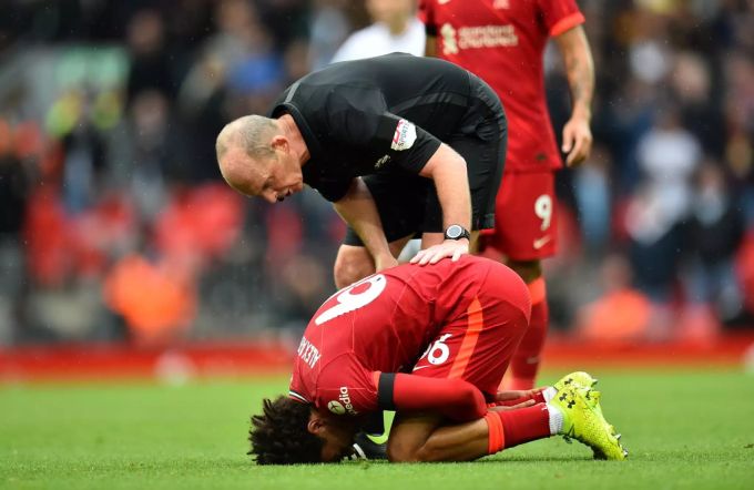 Auch Alexander-Arnold bekam die Härte der Burnley-Spieler zu spüren. Liverpool