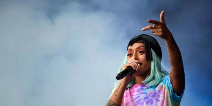 Nura beim Lollapalooza Festival im Olympiapark in Berlin 2019. Foto: Gregor Fischer/dpa dumm rapperin nura