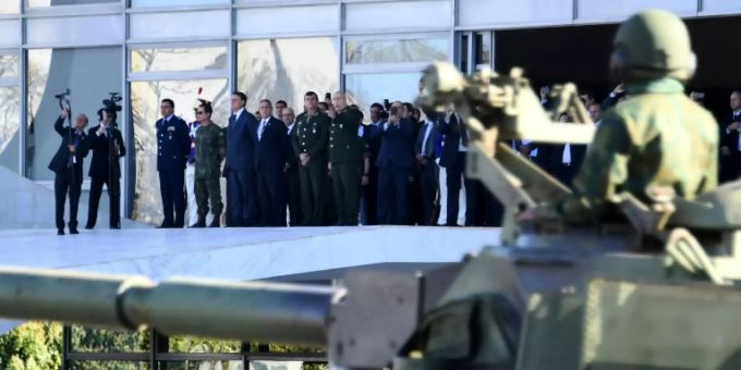 Bolsonaro nimmt Militärparade in Brasília ab Bolsonaro nimmt Militärparade in Brasília ab