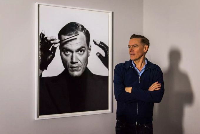 Pirelli Kalender 2022 Bryan Adams: Der Musiker steht vor einem seiner Werke. (Archivbild) pirelli kalender 2022 bryan adams