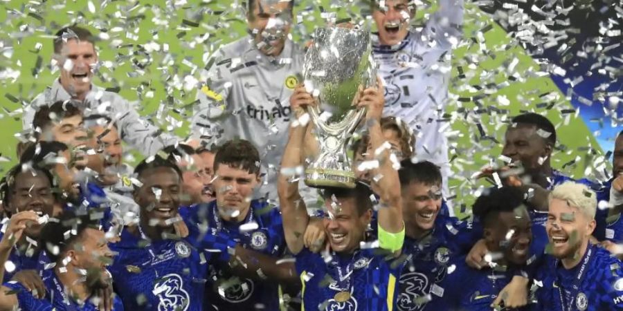 Chelsea-Spieler feiern mit dem Pokal nach dem Sieg. Foto: Peter Morrison/AP/dpa