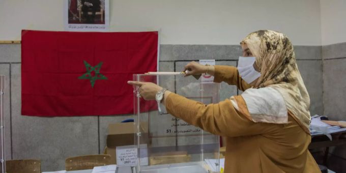 Eine marokkanische Wählerin an der Urne. Marokko Wahlen