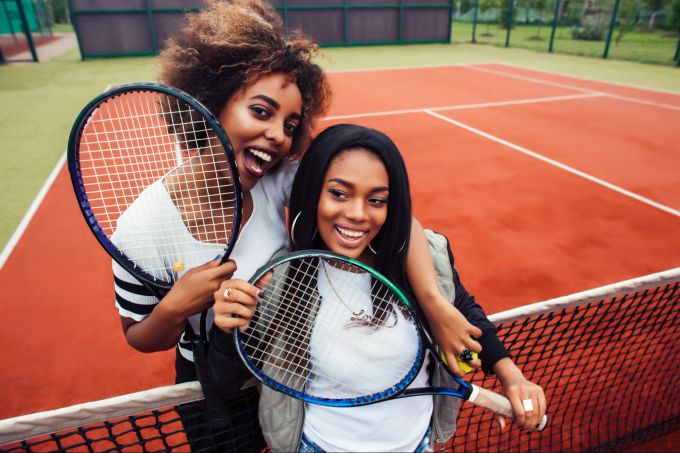 Beim Tennis können sich Zwillinge auspowern. Frauen, Tennis, Sport