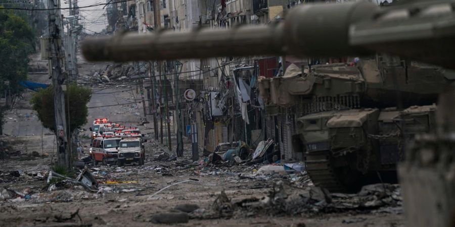 Krankenwagen stehen in der Nähe eines Panzers der israelischen Streitkräfte im Gazastreifen.