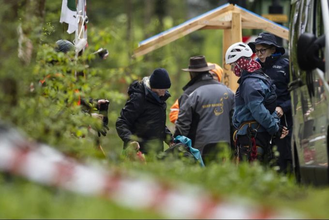 Das Protestlager im Wald von Rümlang ZH von Klimastreik-Aktivistinnen und -Aktivisten wird von der Polizei geräumt, 20. April 2023. Klimastreik Wald Rümlanf