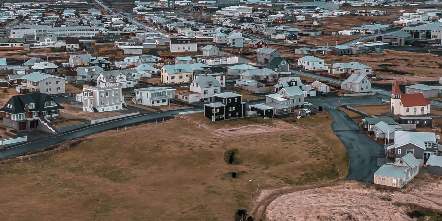 Die Stadt Grindavik. Der Wetterdienst in Island hält einen Ausbruch von flüssigem Gestein aus dem seit Wochen aktiven Magma-Tunnel im Südwesten des Landes in den kommenden Tage für wahrscheinlich.