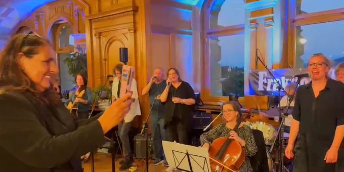 Abschluss-Party im Bundeshaus, musikalisch untermalt durch die Band «Fraktionszwang», mit Fan Jacqueline Badran (links, SP/ZH), Cellistin Christa Markwalder (FDP/BE) und Sängerin Aline Trede (GPS/BE). Fraktionszwang Party Bundeshaus